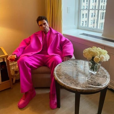 sebastian stan met gala look rosa valentino